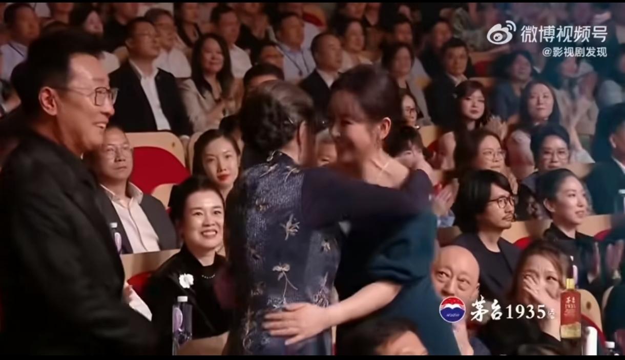 白玉兰台下两种心境太戳人昨晚白玉兰颁奖台下反差感拉满，迟蓬斩获最佳女配时，