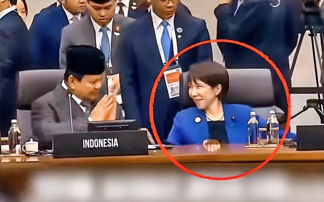 又丢人了！日本首相高市早苗又展现出特殊外交日本首相高市早苗在韩国参加第32