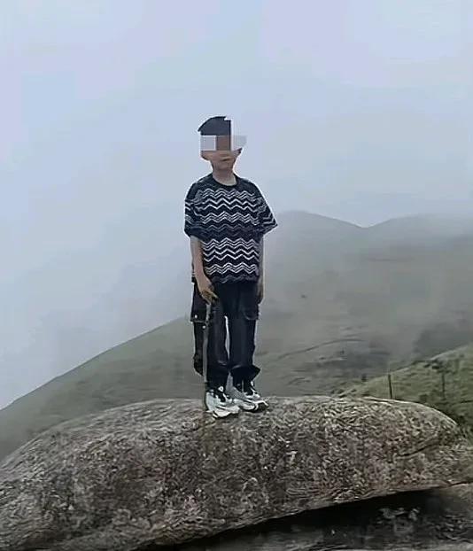 6月26日，这个失踪1个多月的孩子遗体被发现，据说是村民在山涧里抓青蛙的时候被找