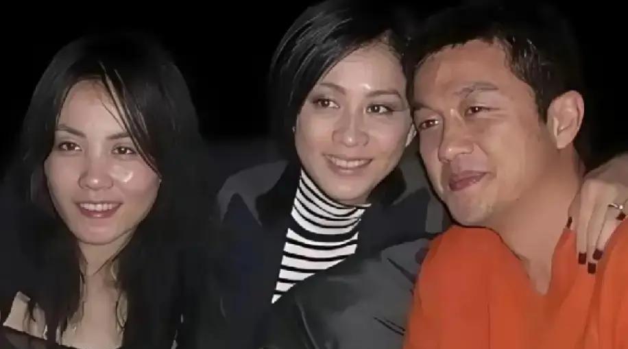 这张照片，被骂了二十年“心机闺蜜抢人”。2003年一场普通饭局。刘嘉玲爱闹，