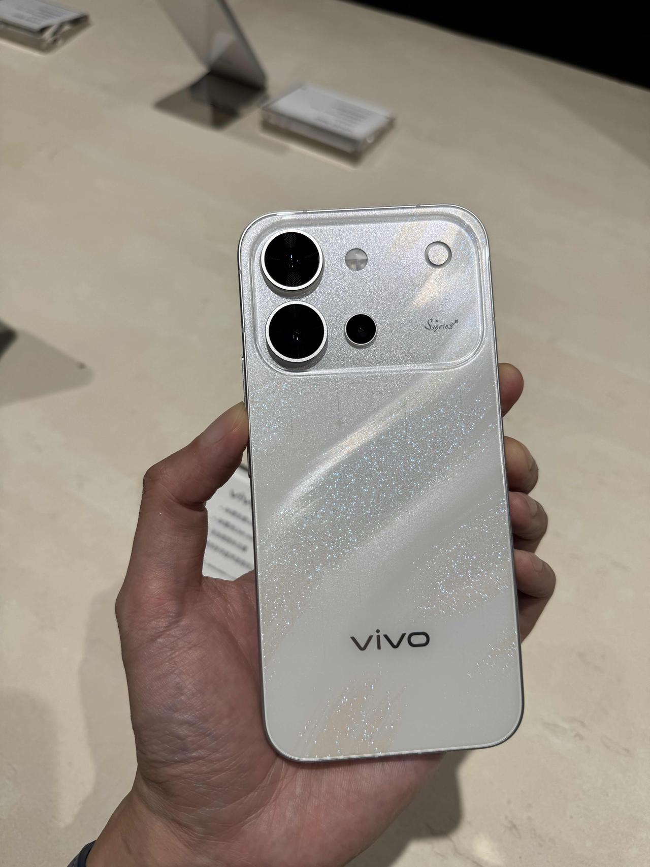 5月29日晚，vivo在海南正式发布新品vivoS60系列手机，主打高颜值和4