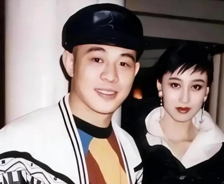 六十岁李连杰手抖曝光身体堪忧，风光半生为何落得这般下场真相扎心了你以为李连杰只是老了，但真相是，这是