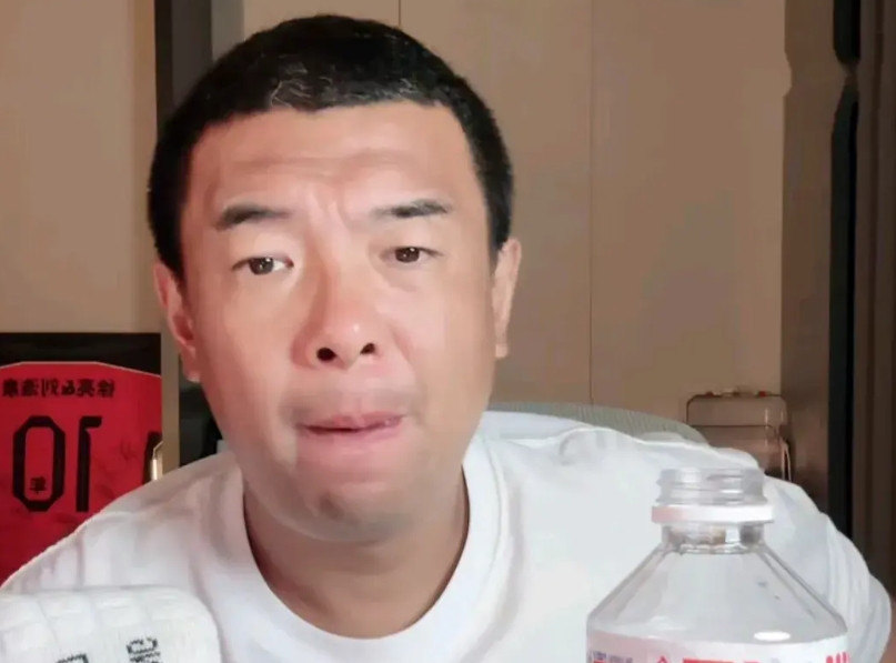 前国脚徐亮在直播间爆了一个料。他表示，他不看好下届世预赛国足能进18强赛。因为