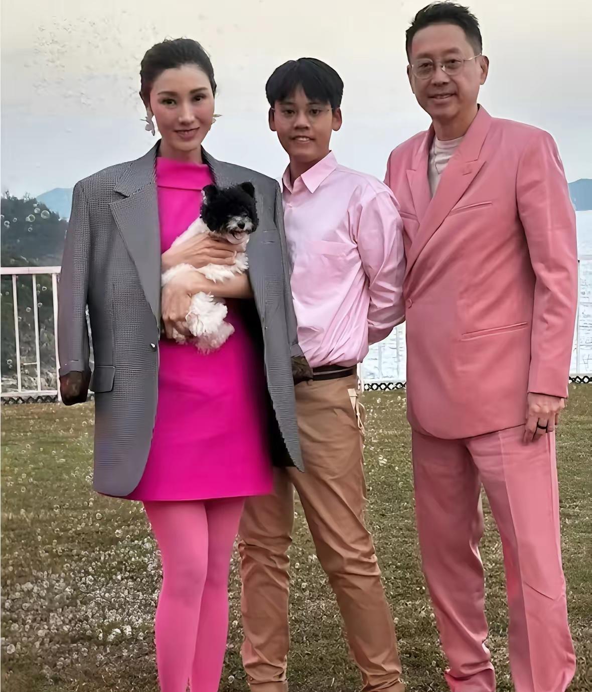 李嘉欣一家三口她的儿子身材很瘦，皮肤又黑又黄，一点都没有继承她的颜值，反而更加
