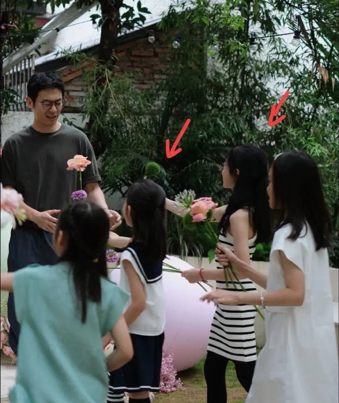 朱亚文沈佳妮夫妇罕见同框，俩女儿出镜好漂亮，全家都是大高个！