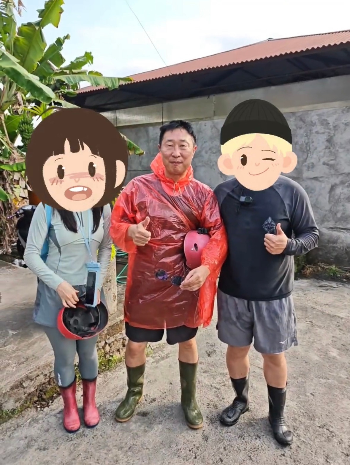 林永健穿成这样都愿意合影网友巴厘岛旅游偶遇林永健！一身简易红雨衣，脚踩雨靴，被认