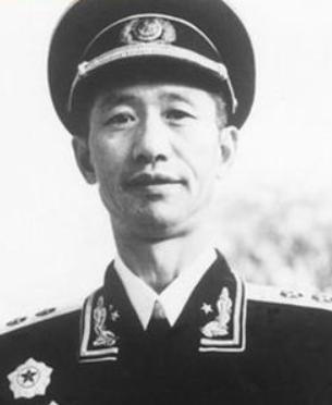 1941年，八路军炊事员去河边挑水做饭，忽然看到了许多奇怪的脚印，他感觉不对劲，
