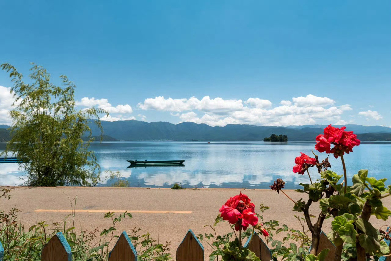 夏天的泸沽湖，纯洁浪漫，沾了绚灿，看过一眼，就再也忘不掉了。