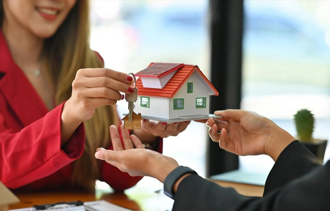 买房最幸运的三批人:第一批，1993年～2003年买房的人（房价最低）第