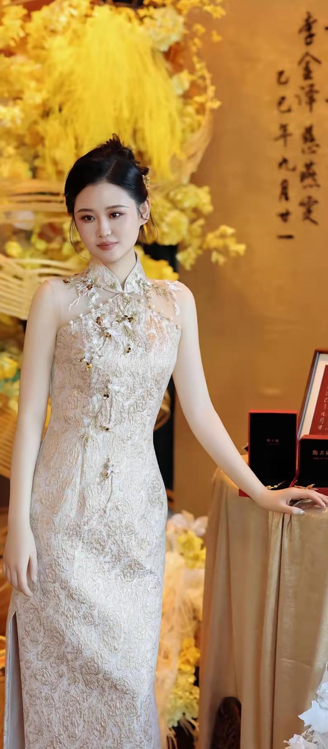 金樽对月，花影摇曳。