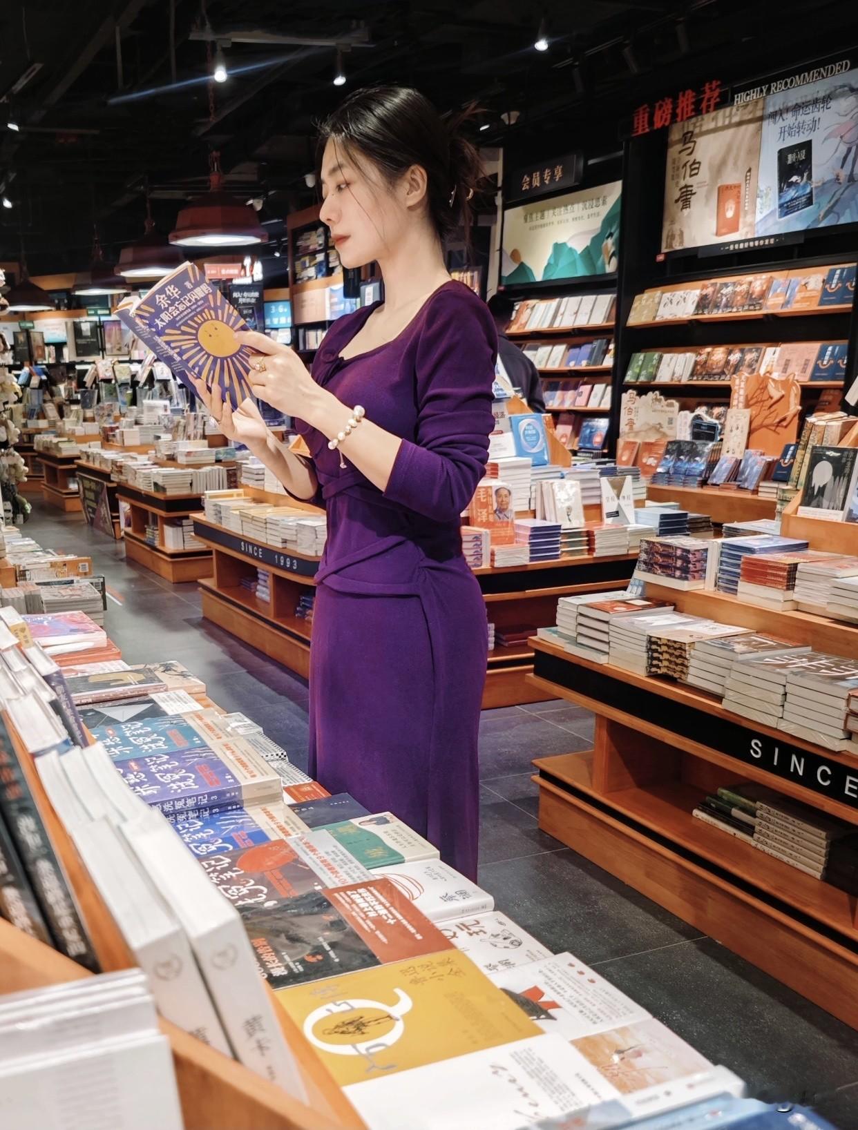 有哪些令人眼前一亮的裙装穿搭优雅紫色连衣裙，搭配黑色高跟靴，坐在舒适沙发上，享受