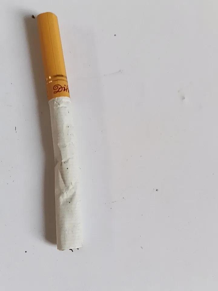 我坚决支持禁止高铁站台吸烟。就像很多网友说的，相比泡面味，站台二手烟更让人难以忍