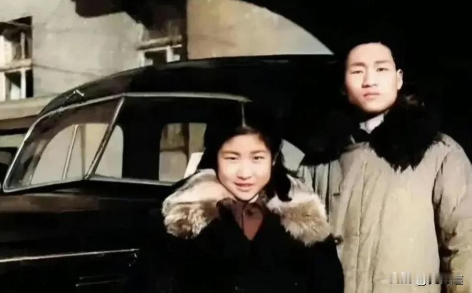 1948年，在东北的旅途中，25岁的毛岸青和12岁的妹妹李敏，留下了这珍贵的合影