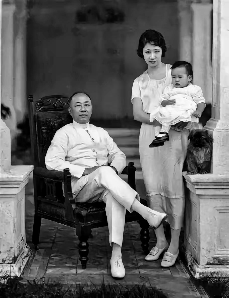 1923年，"印尼糖王"黄仲涵已是南洋首富，家里糖生意垄断爪哇。这张三代同堂