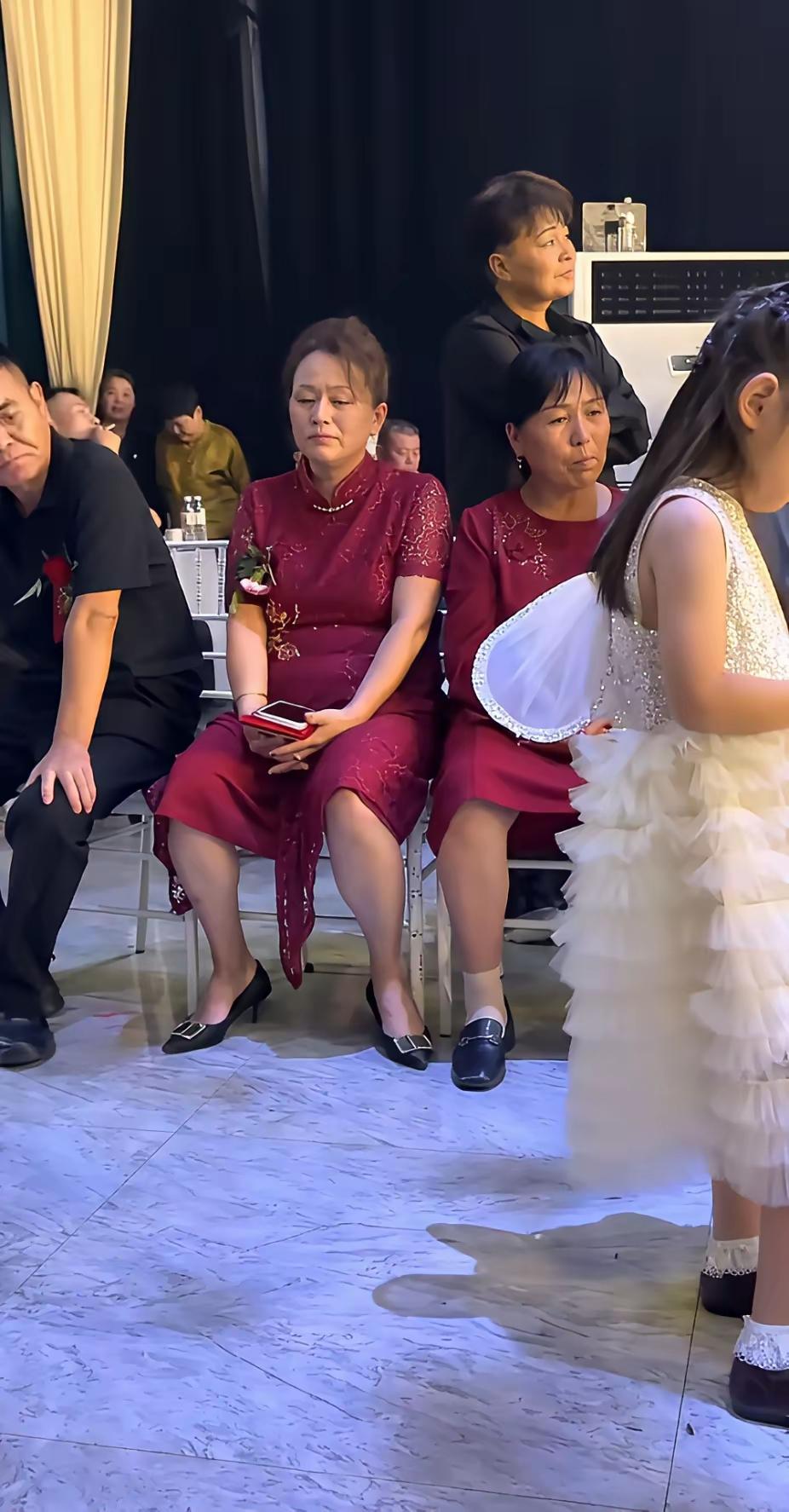 家里要办喜事的妈妈们真的要留心，旗袍虽优雅，但对体态礼仪要求很高，如果日
