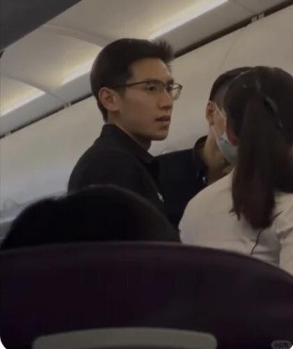最近香港的一位医生火了。不是因为他在飞机上抢救了晕厥的乘客，而是因为，作
