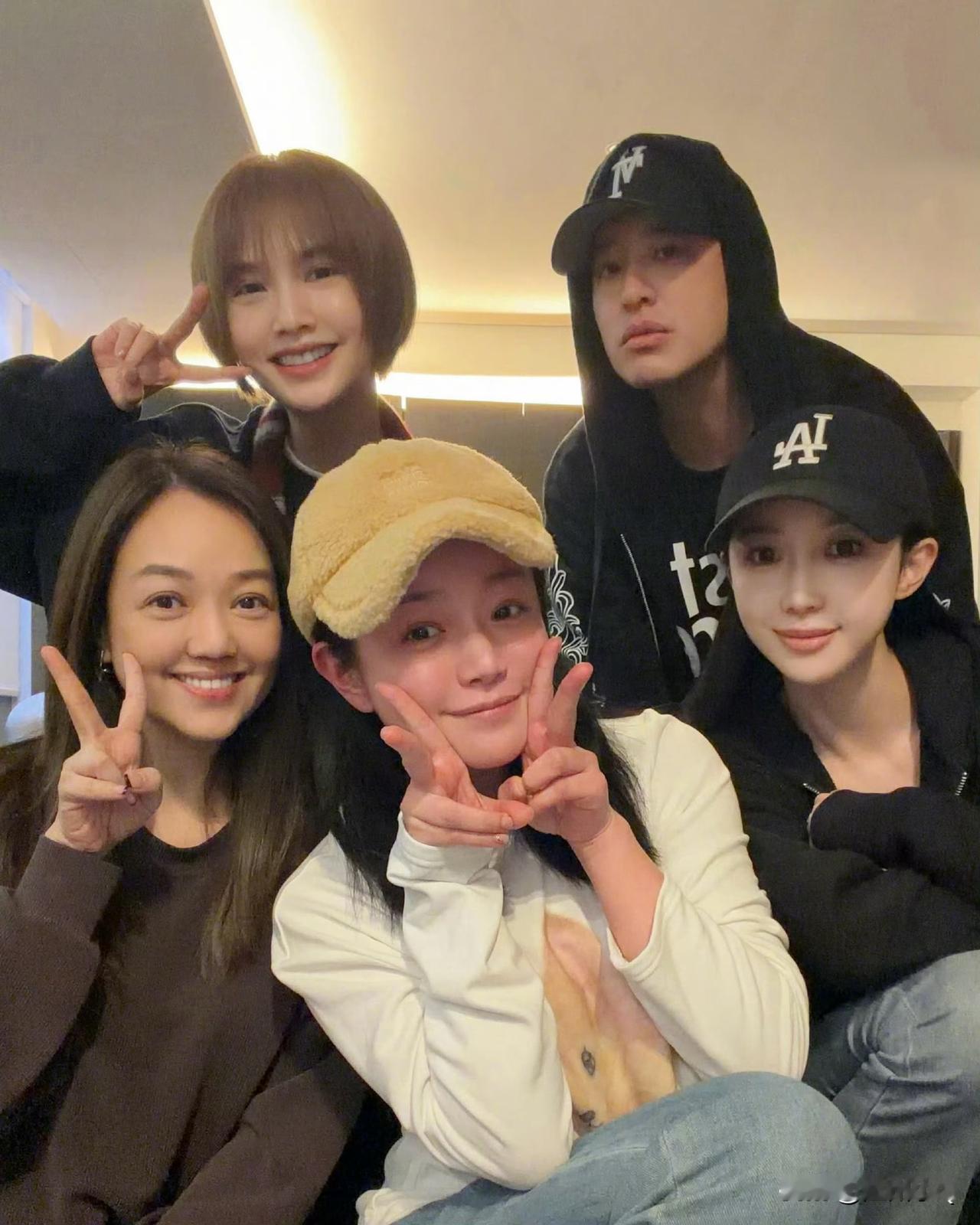 潘玮柏和陈妍希、杨丞琳在过年期间又聚在一起了，同时潘玮柏捎上自己的老婆宣云，杨丞