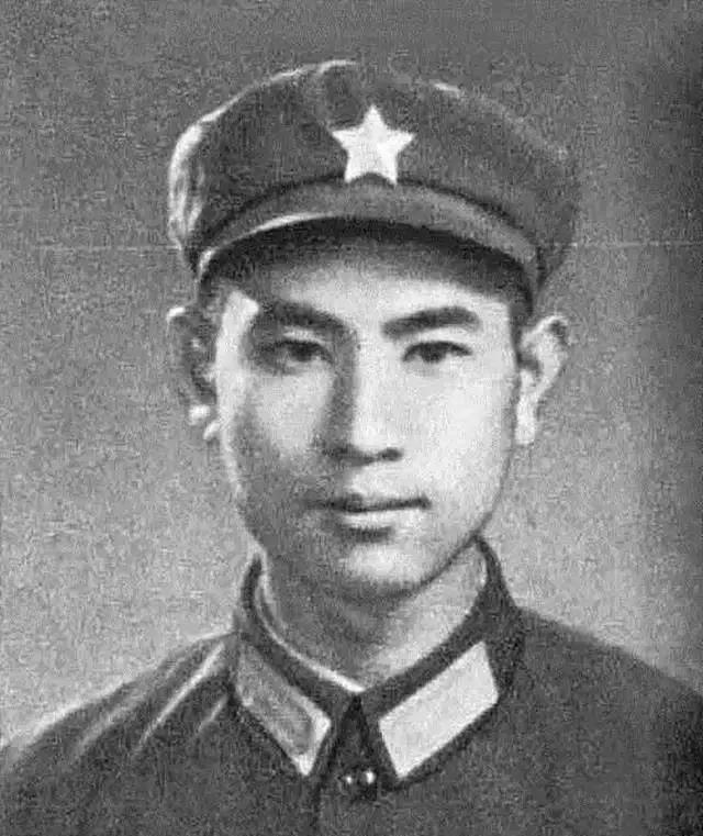 1979年，我军战士在攻打越军阵地时，枪却出了故障，情急之下，他竟徒手抓住敌人滚