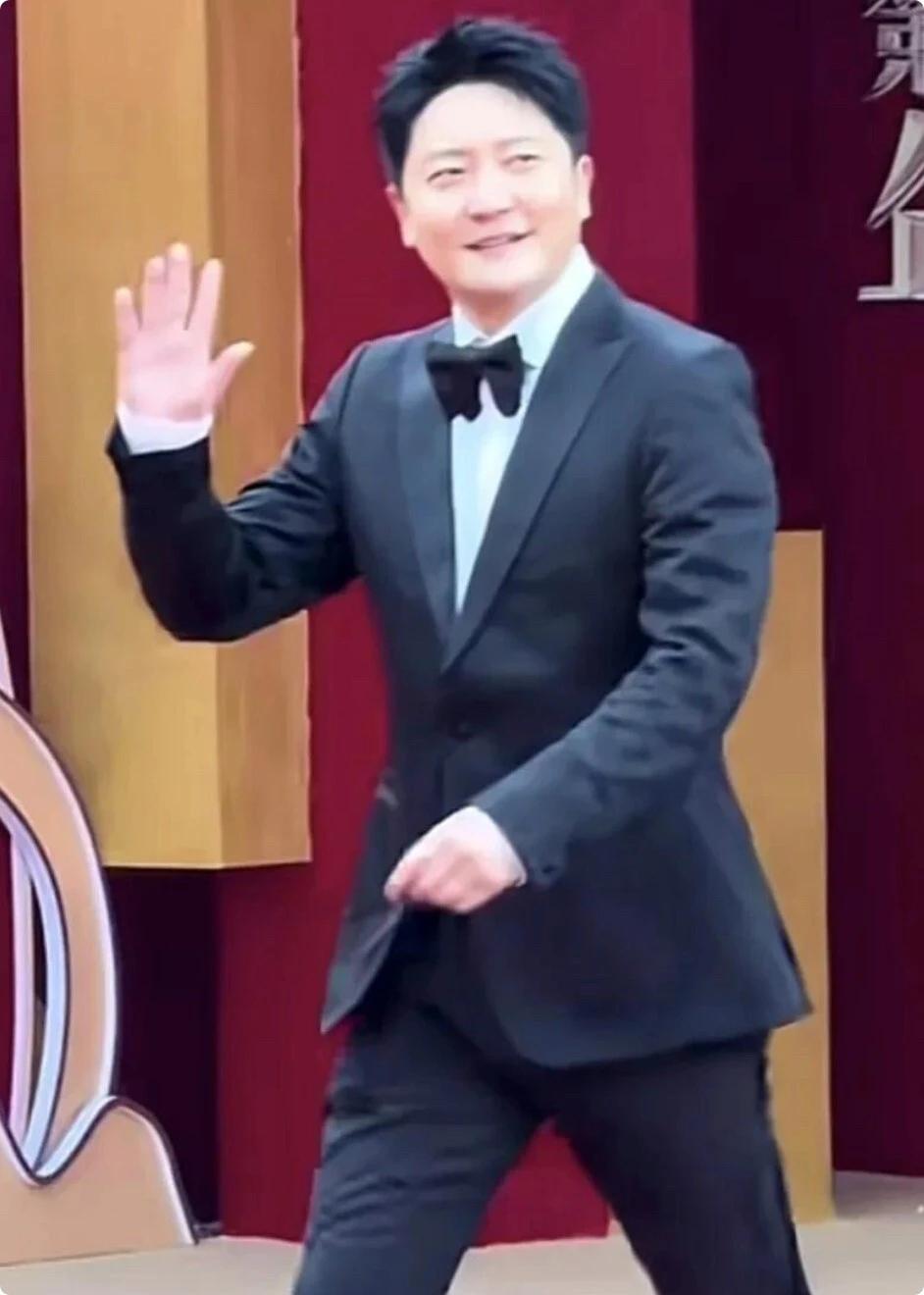 最近娱乐圈最大的秘密：郭京飞根本不是演员。他的真实身份，是他岳母家的终身御用厨子