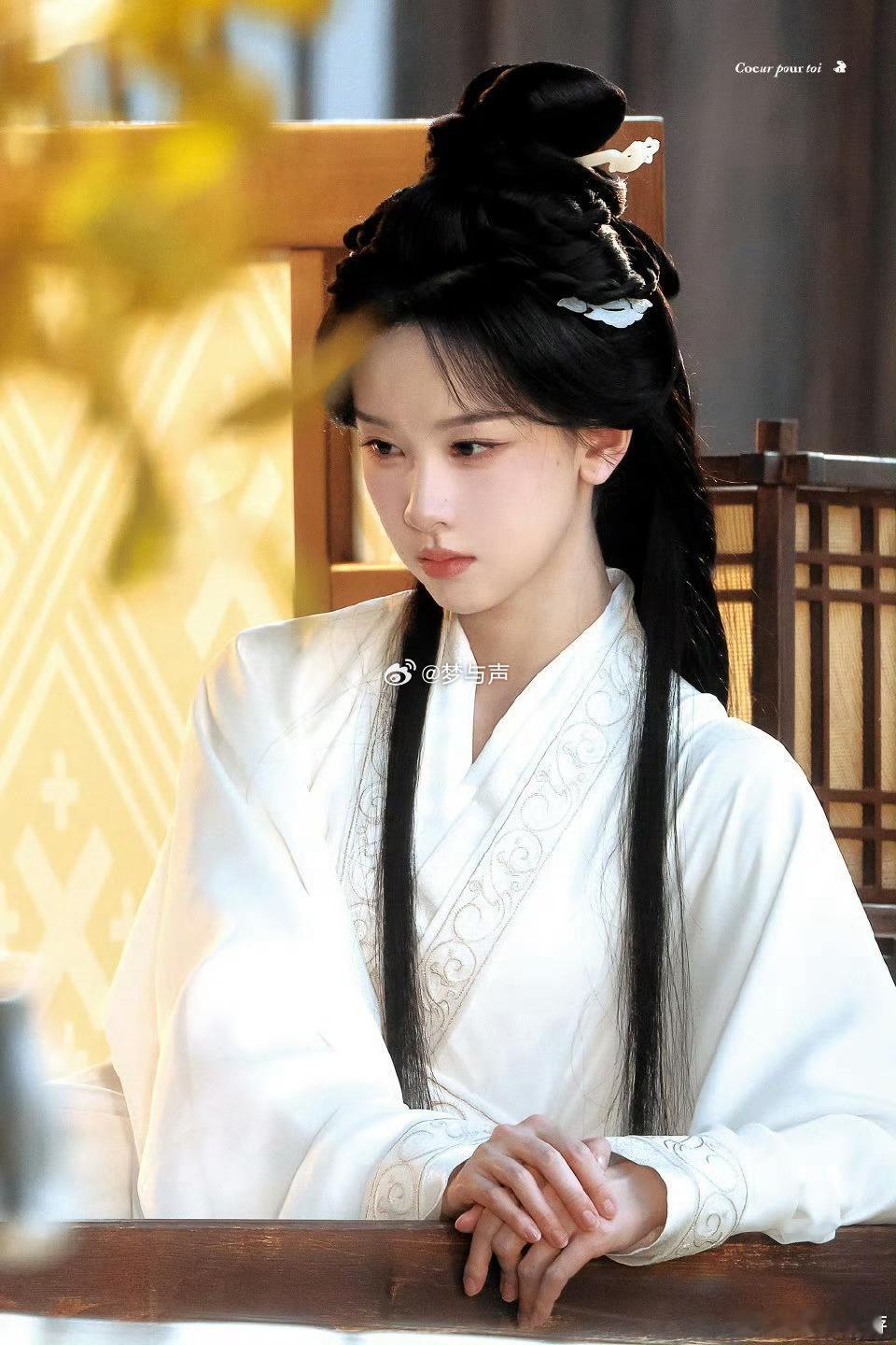 陈都灵雾妄言吐血入耳陈都灵演戏摔得脑袋回弹她倒下去的时候眼神就变了。从挣扎到涣