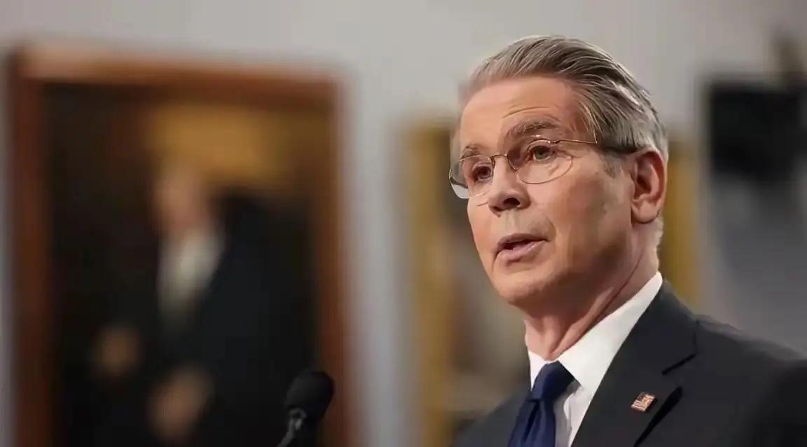 中方不救美元了，没想到特朗普彻底急了，喊话中国！中国一直在稳步减持美债。现在