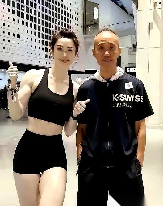75岁。什么概念？你去公园看看那些瘫在长椅上晒太阳的大爷，再看看王石。这老爷