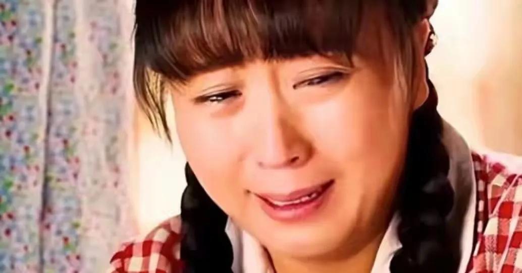 闫学晶的“倒掉”，不是意外。她想回东北找“爹”指路，据说连门都没进去。一脚被