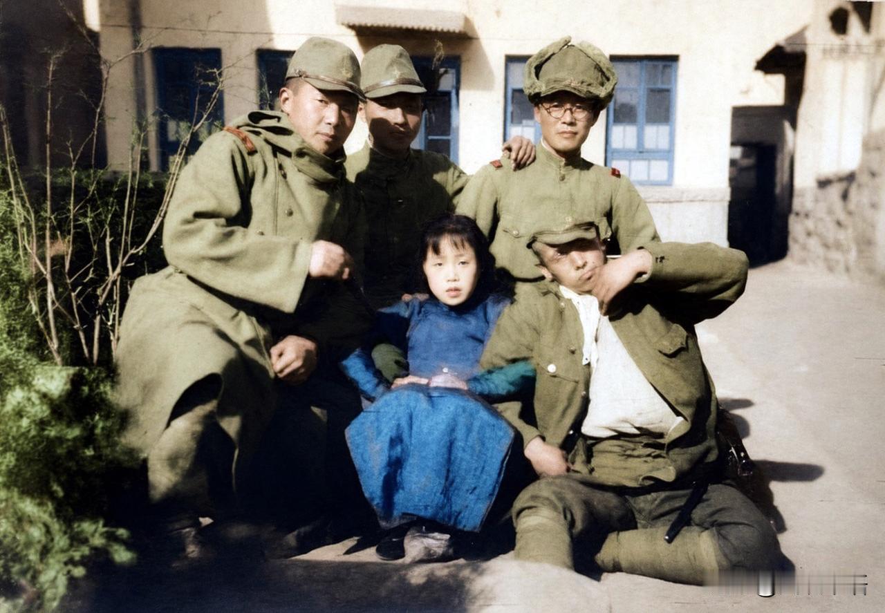 这是一张日本侵华时期在山东青岛拍摄的照片。画面中，四名日军士兵胁迫一名中国年轻女