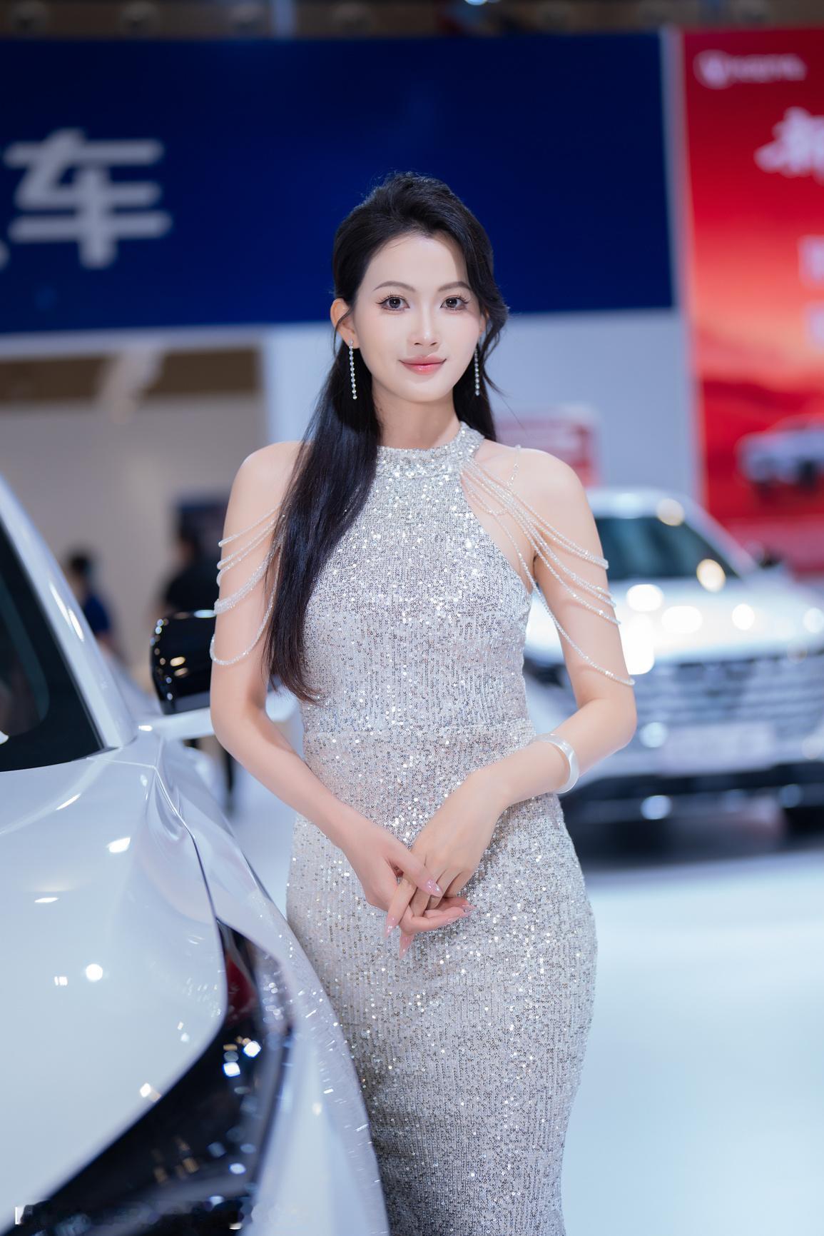 优雅与性感，你会怎么选美女车模穿搭写真