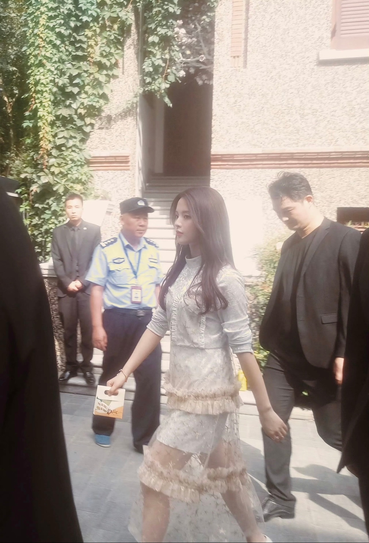 杨超越能出道真的是有原因的，在素人时期就已经美得这么权威了，是哪怕不认识她也会给