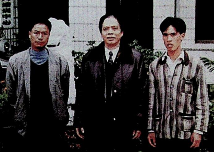 1996年，广西两个农民上山采药，走着走着，突然发现不远处闪着道亮光，他们到跟前