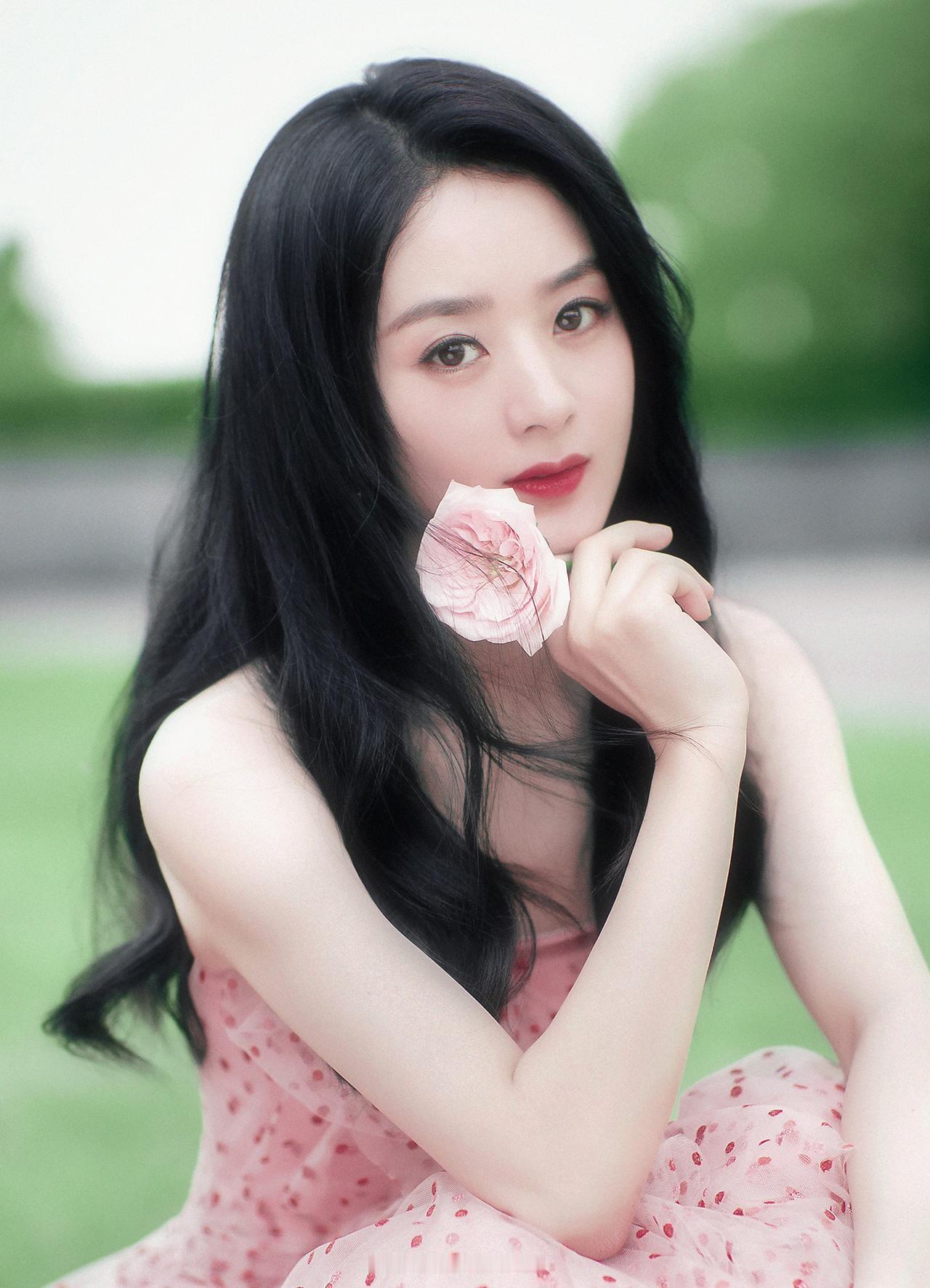 赵丽颖×春日：以花为媒，赴一场温柔之约🌸玫瑰轻衔，春意漫染🍃