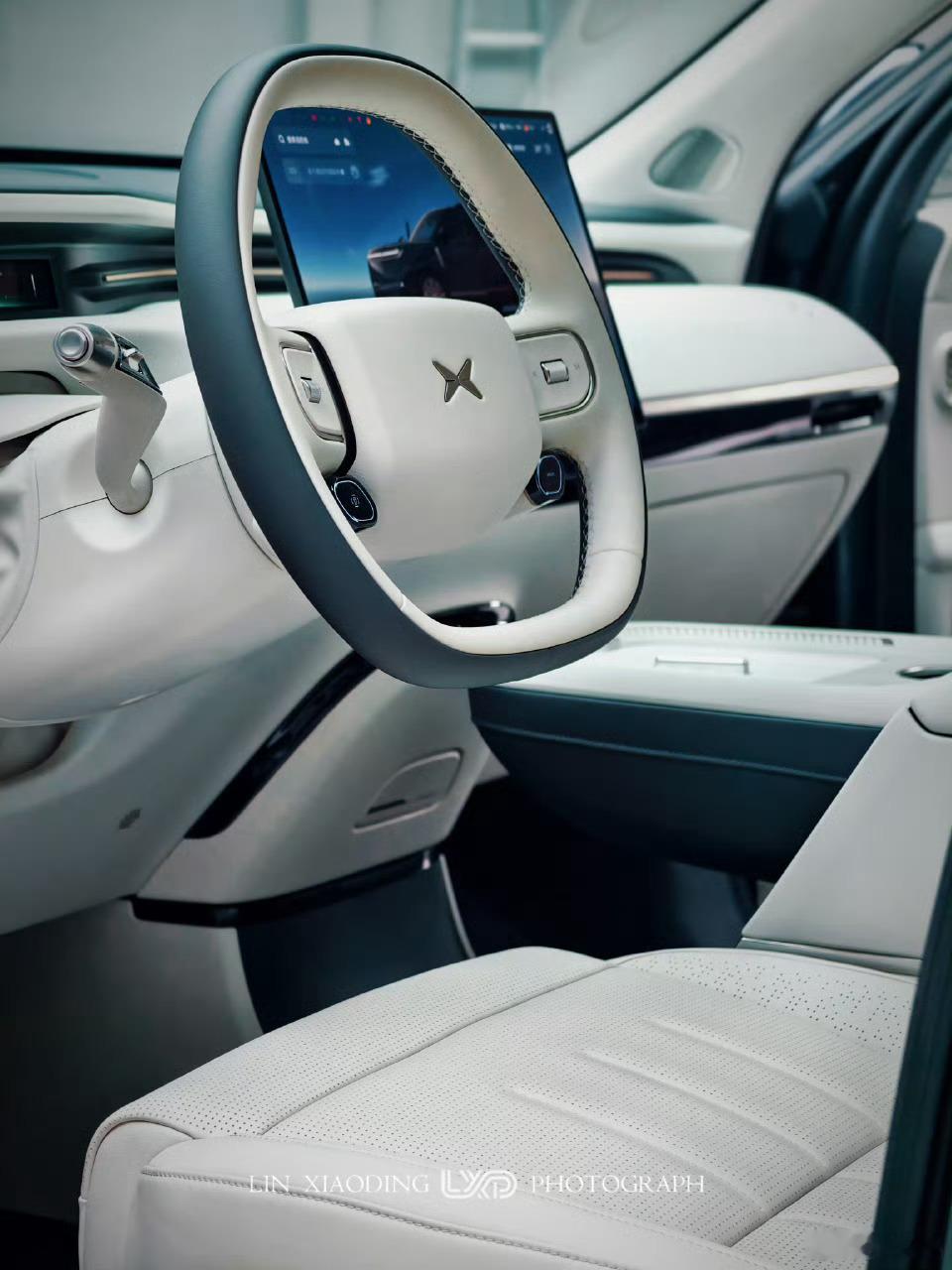 小鹏GX这套内饰我又看了看，依然觉得可以啊，并不是一定要登味浓才叫豪华。当我觉得