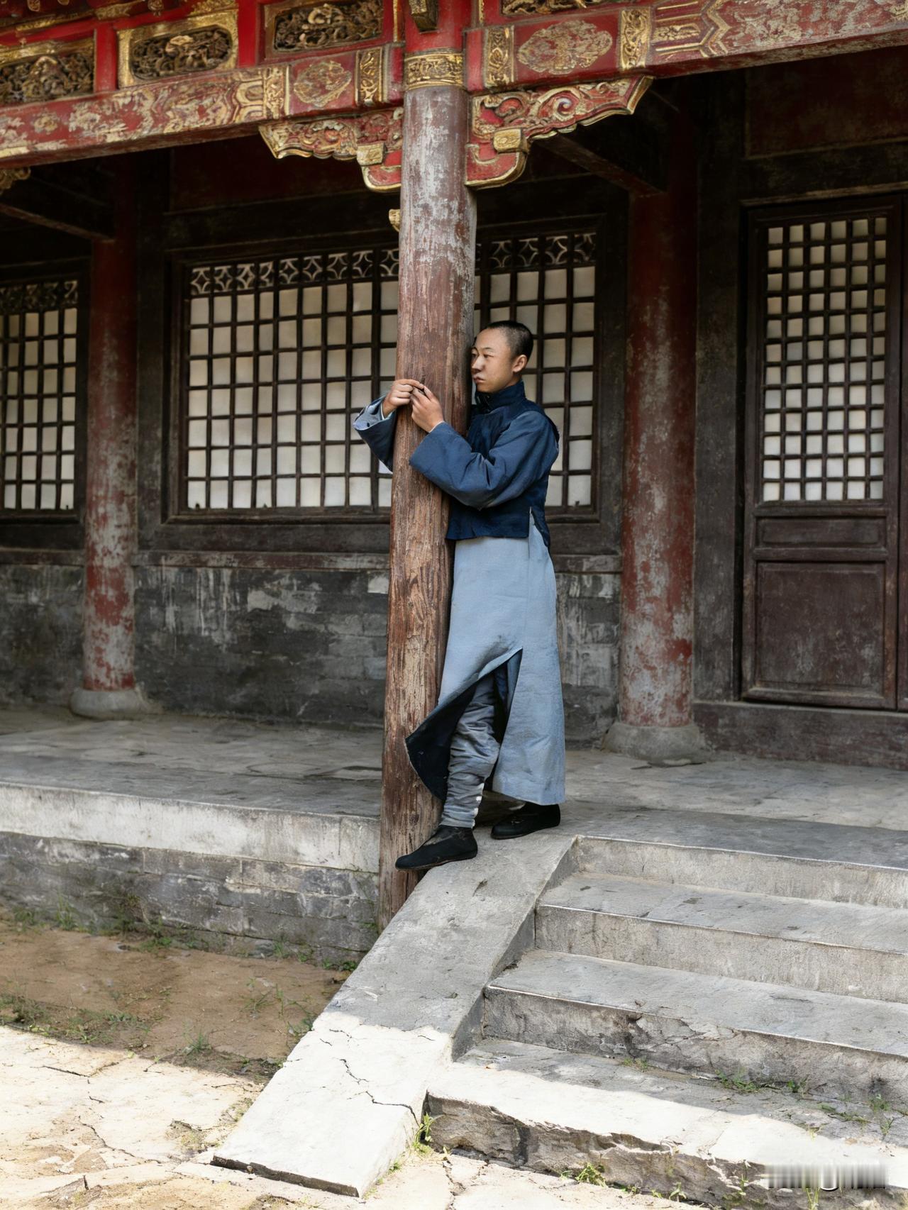 这是末代皇帝溥仪于1922年间拍的一张照片，画面中，溥仪身着当时旗人青年常见的便