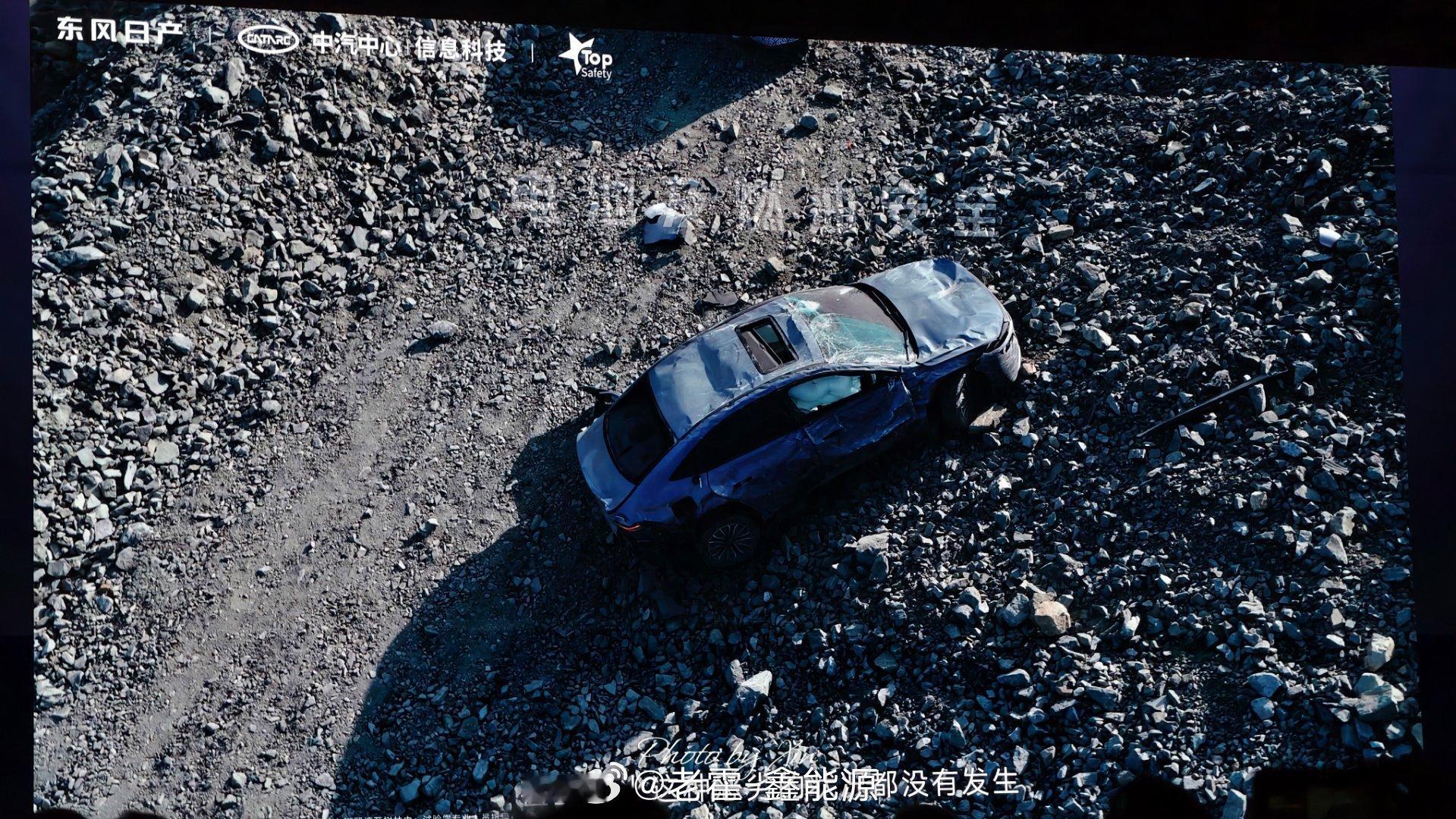 东风日产N6也做了这个碰撞测试，从30米斜坡滚下来，皮囊瞬间弹出，车身骨架没有变