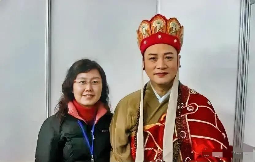 迟重瑞的妻子陈丽华，年轻时优雅妩媚，风姿绰约，是集美貌、才华于一身的知性美女。