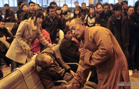 “你没能赶上回家的车,那我就渡你回家!”2011年11月25日一位老人在太原火车