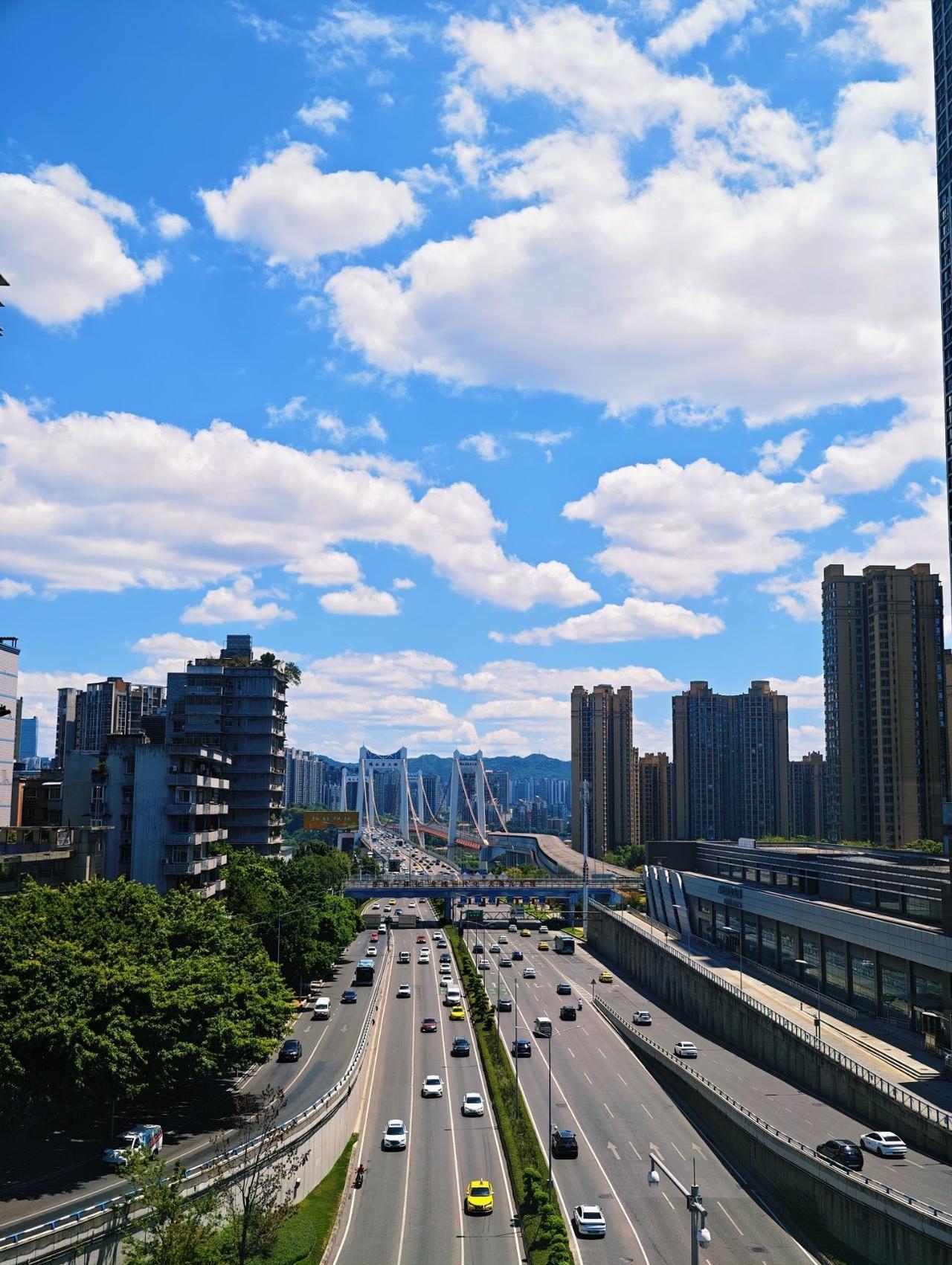 8月20日中午，重庆主城区，蓝天白云晴空万里，美如画！但是，明天重庆开始下雨三四