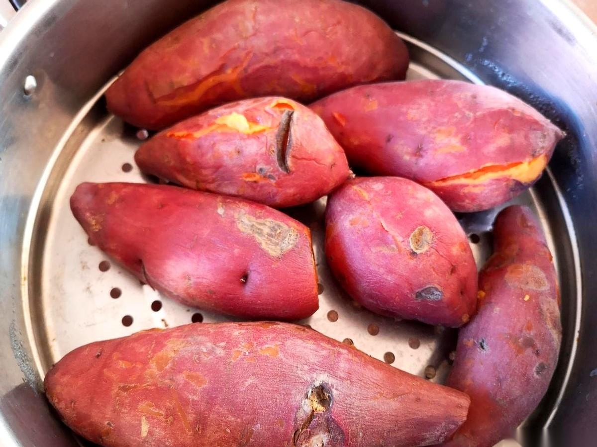 卖地瓜的大爷，八十多了。口袋里揣着救命的心宝。我一个字都没讲价。直接跟他说