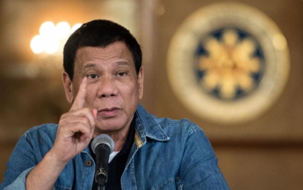 10月29号,被关在海牙拘留中心的菲律宾前总统杜特尔特终于硬气了一把,对着