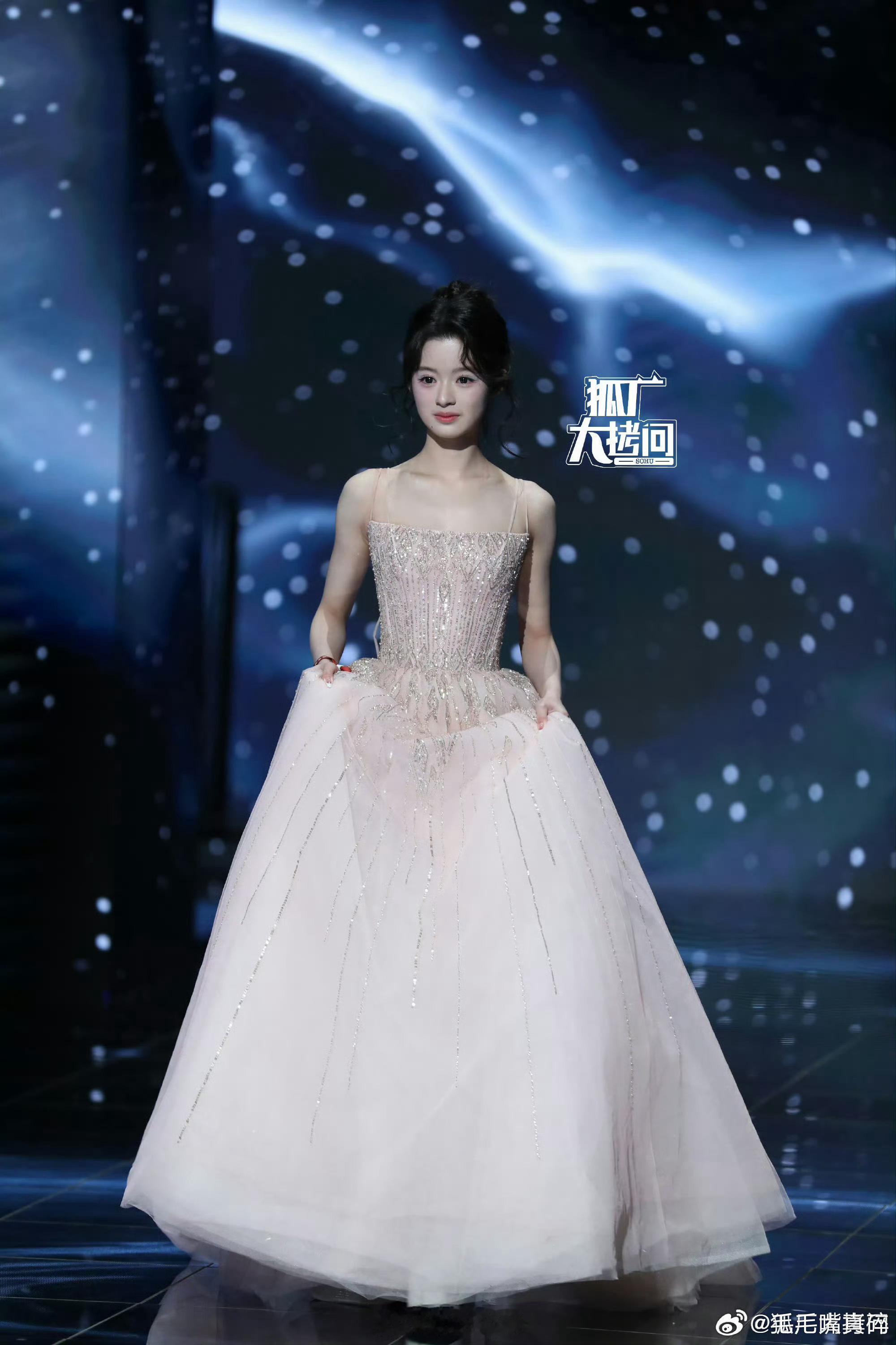 黄杨钿甜昨天状态在我看来真的是很差的毕竟她才18岁阿，生图有点显老不知道是不是妆