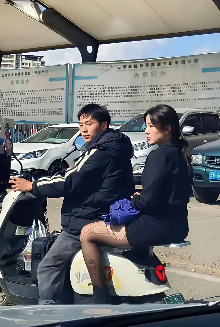 姑娘放弃吧，丝袜都破了，他都不舍得给你买。