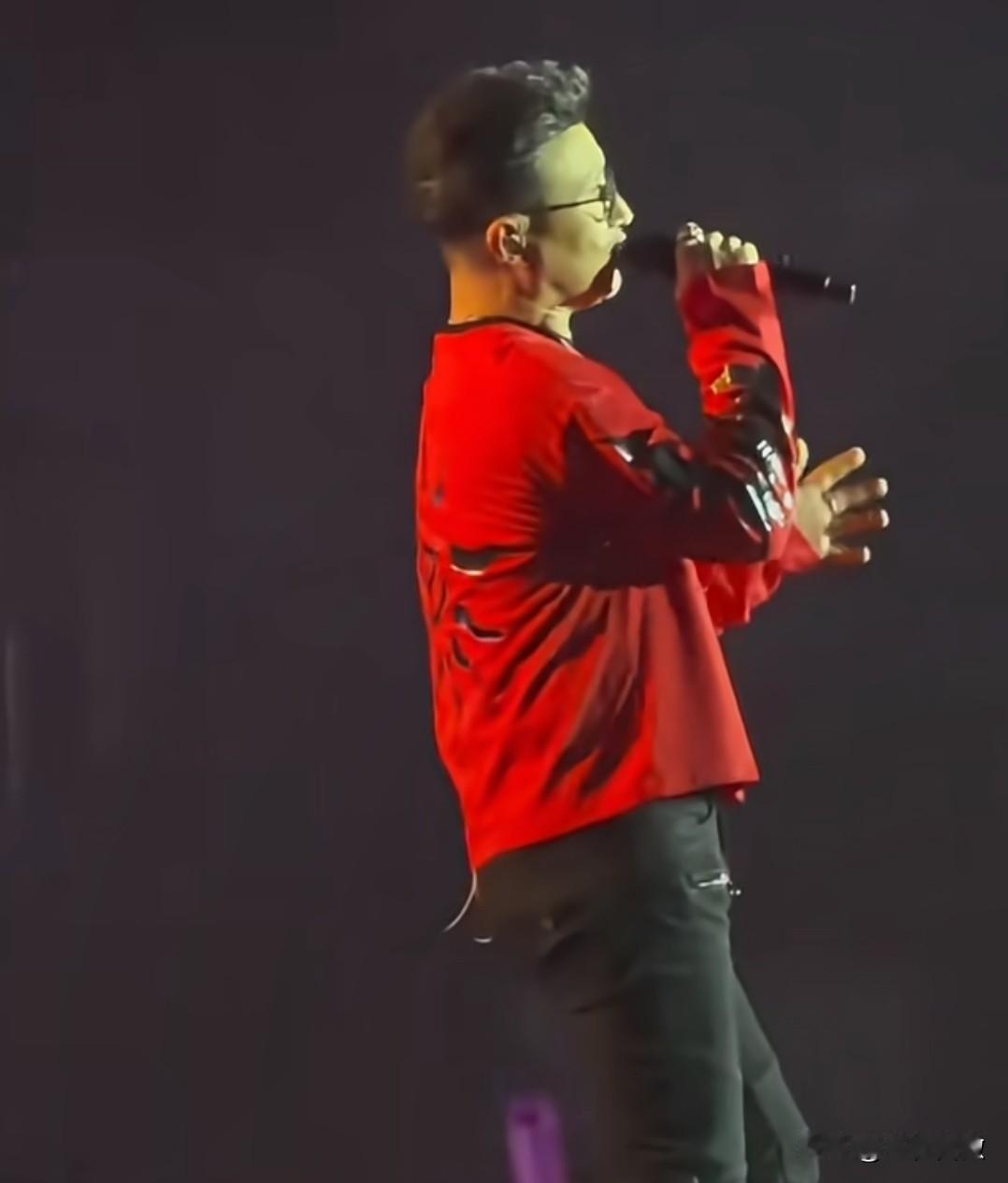 大家发现没?汪峰有一个过人之处值得娱乐圈大多数歌手们学习,那就是不管唱的好不