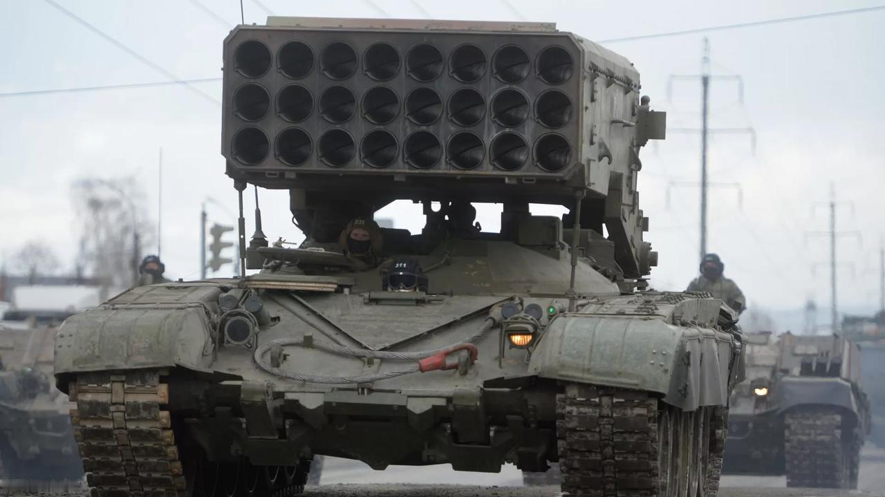 TOS-1A日炙“喷火坦克”在红利曼方向重新上阵，温压火箭弹再次发出怒吼，狂轰乌