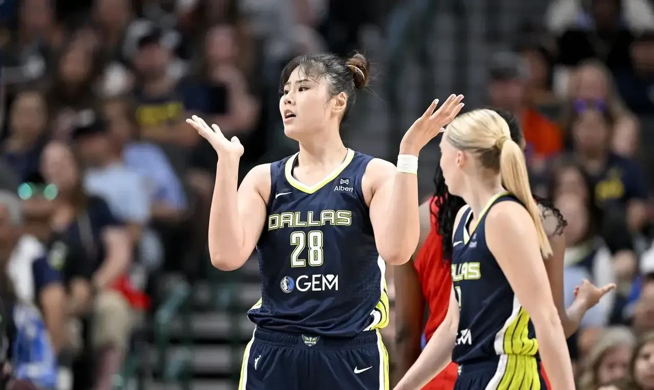 为什么中国女篮突然爆发出这么多中锋？26岁的李月汝正是当打之年，24岁的刘禹彤接