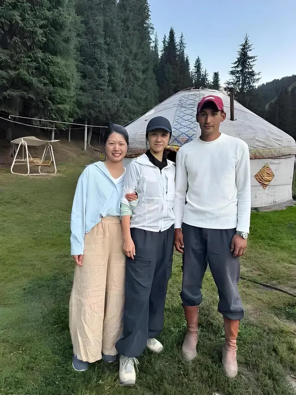 汤唯一家三口在新疆旅游的生图引发关注，她的状态十分出彩。7月下旬，有网友在