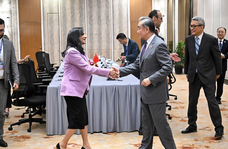 中国和加拿大谈妥了当前时间7月11日，在出席活动期间，外交部长王毅和加拿大外长