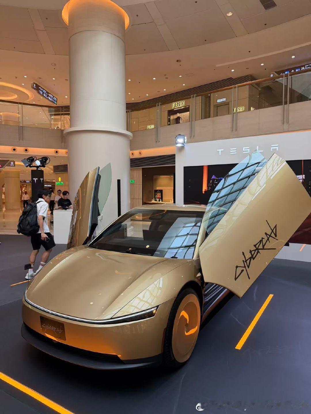 特斯拉Cybercab无人驾驶出租车，亚洲首展落地香港圆方。没有方向盘、没有踏板，蝴蝶门搭配极简双座