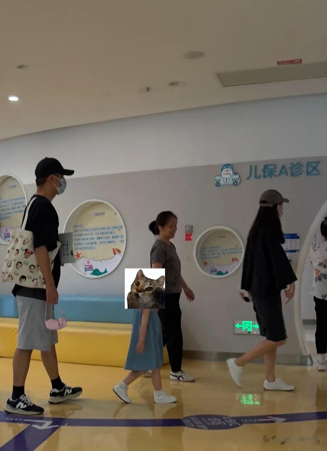 任重和孙骁骁夫妻俩，带着女儿一起现身医院做儿保，一直以为他们结婚不久，没想到他们