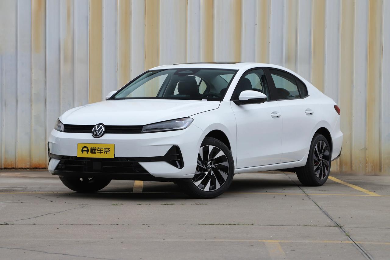 杀红眼了，自动挡7.98万，大众速腾S低价上市。车身尺寸4702x1815x